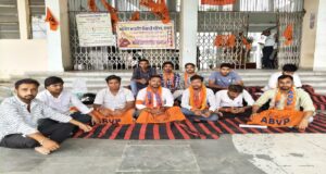 जेपीयू में अभाविप का अनिश्चितकालीन अनशन शुरू