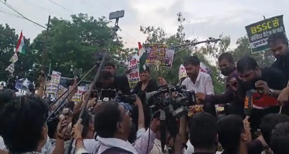 बैरिकेडिंग पर चढ़े छात्र; भारी बारिश में भी नहीं माने