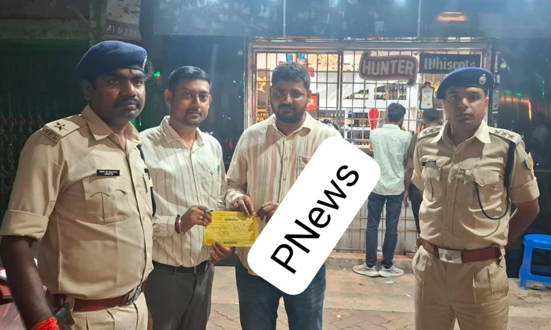 सड़क किनारे जाम छलका रहे लोगों पर पुलिस का शिकंजा, सार्वजनिक स्थल पर शराब पीने वालों से वसूला जुर्माना