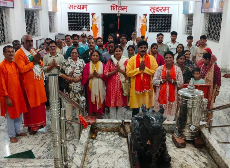 पशुपतिनाथ मंदिर में गूंजा ‘हर-हर महादेव’, महाआरती में उमड़ा आस्था का सैलाब
