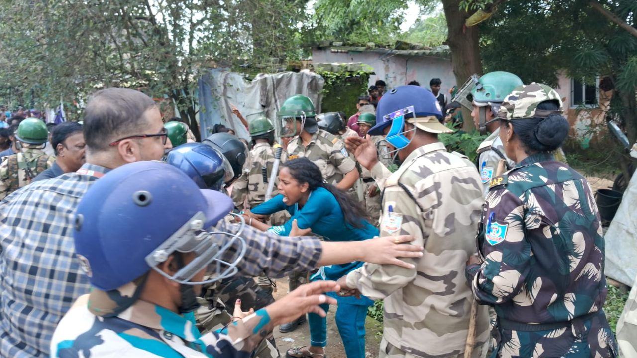 पुलिस ने किया लाठीचार्ज