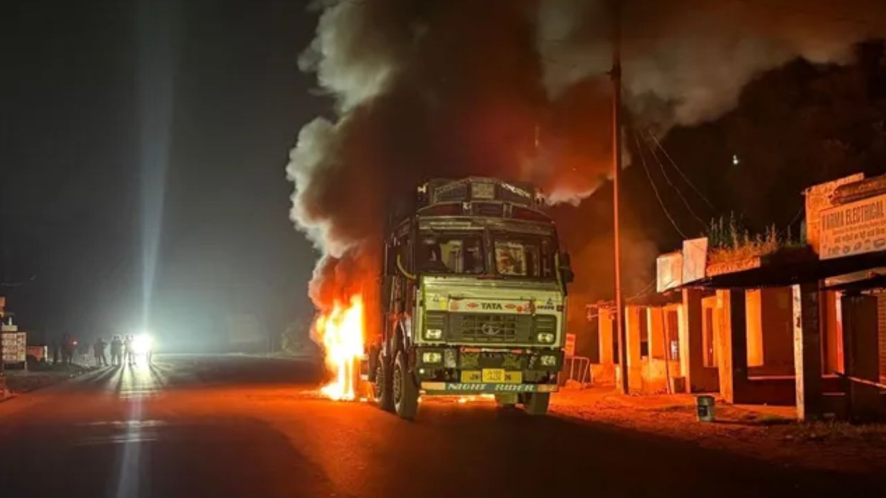 ट्रक में लगी आग