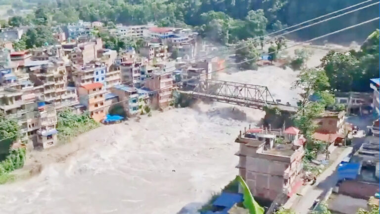 Bihar Flood Alert: नेपाल में तबाही के बाद 6 से अधिक जिलों पर खतरा Bihar Flood Alert: नेपाल में तबाही के बाद 6 से अधिक जिलों पर खतरा