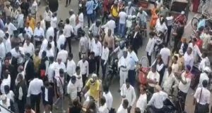 अधिवक्ताओं ने सड़क जाम कर जताया विरोध