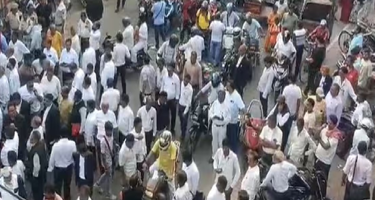 अधिवक्ताओं ने सड़क जाम कर जताया विरोध