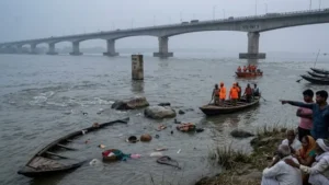 महात्मा गांधी सेतु के पाया नंबर 9 के पास नाव डूबी