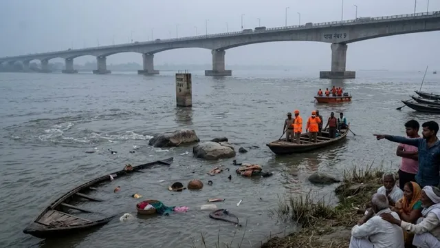 महात्मा गांधी सेतु के पाया नंबर 9 के पास नाव डूबी