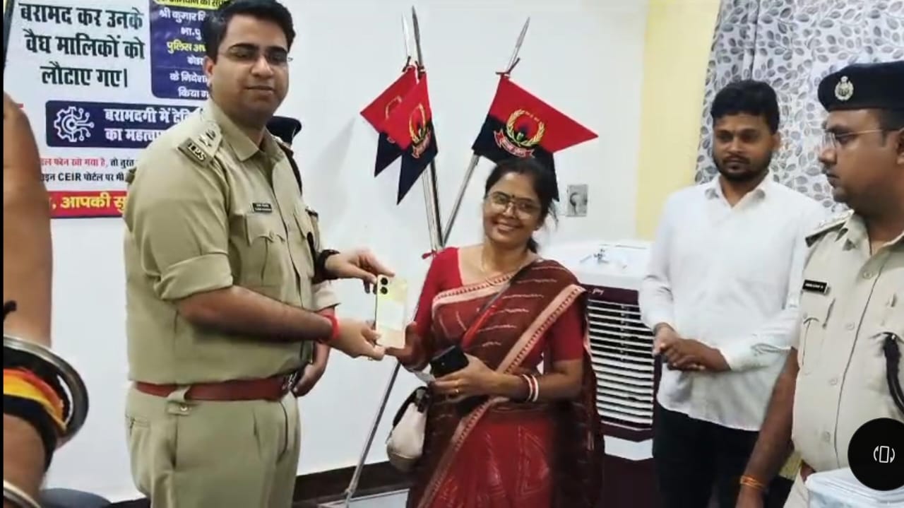 ऑपरेशन विश्वास: कोडरमा पुलिस ने 53 लाख के 177 मोबाइल बरामद किए