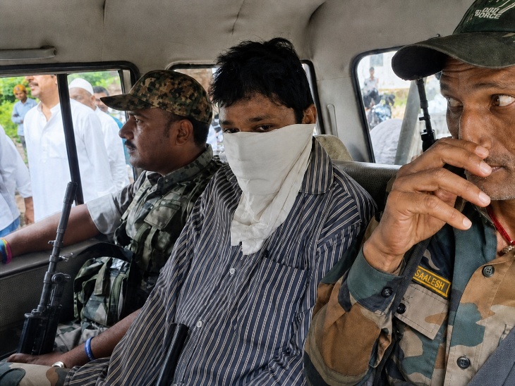 राजस्व कर्मचारी को गिरफ्तार कर ले जाती ACB की टीम
