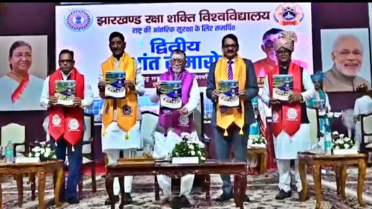 कार्यक्रम के दौरान राज्यपाल, केंद्रीय रक्षा राज्य मंत्री और अन्य