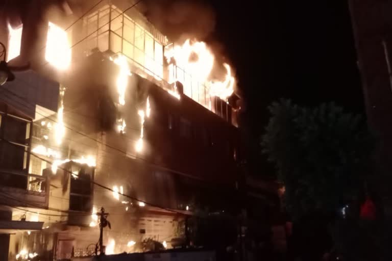 वाराणसी के होटल किचन में अचानक लगी आग