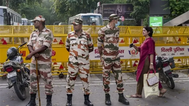 दिल्ली में प्रदर्शन पर पुलिस का बड़ा एक्शन, 300 हिरासत में