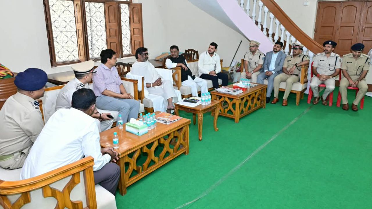 अधिकारियों से मिले सीएम