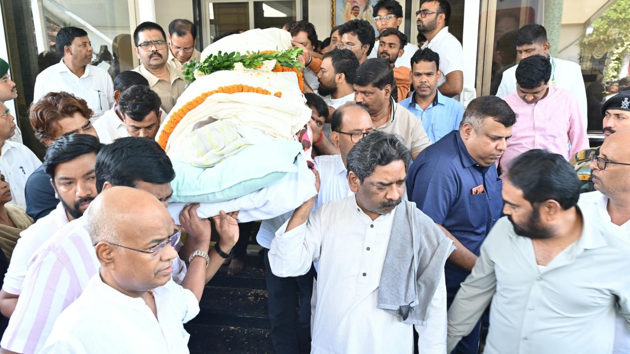 मां का पार्थिव शरीर लेकर नेमरा रवाना हुए हेमंत