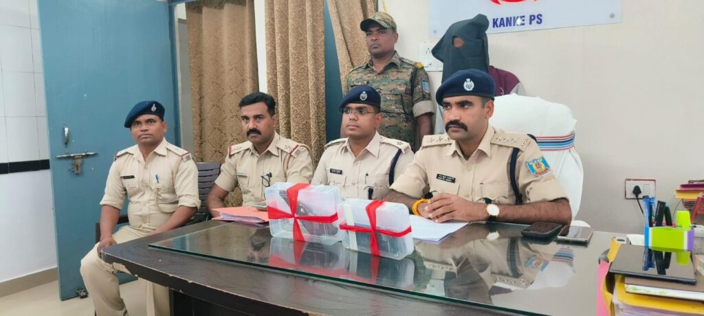 संग्रामपुर ओवरब्रिज पर हथियार के साथ युवक गिरफ्तार