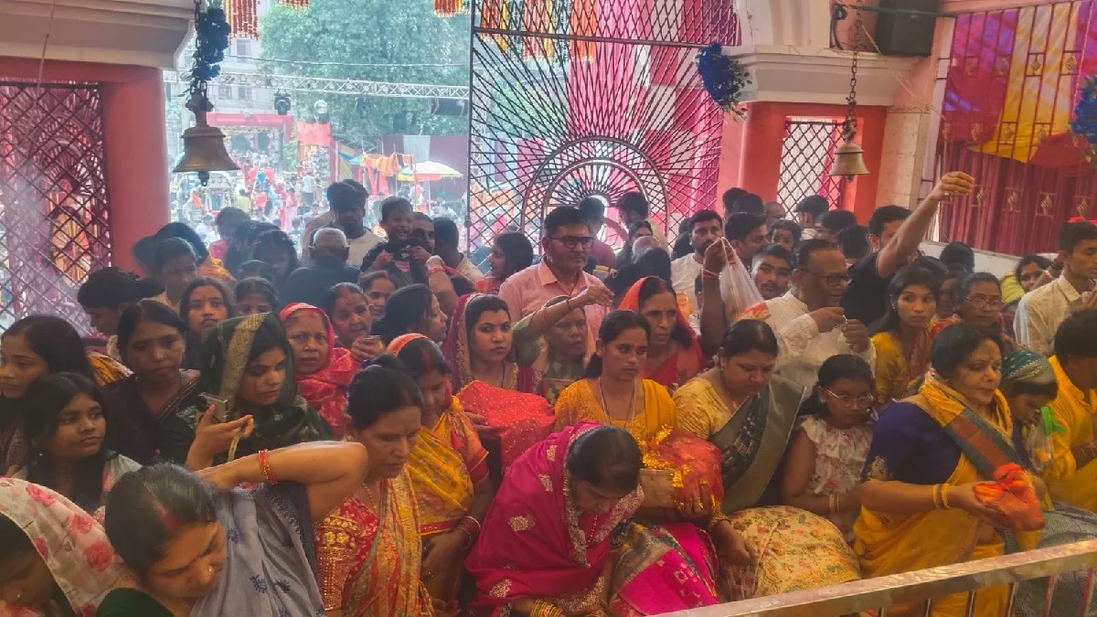 मंदिरों में उमड़े श्रद्धालु