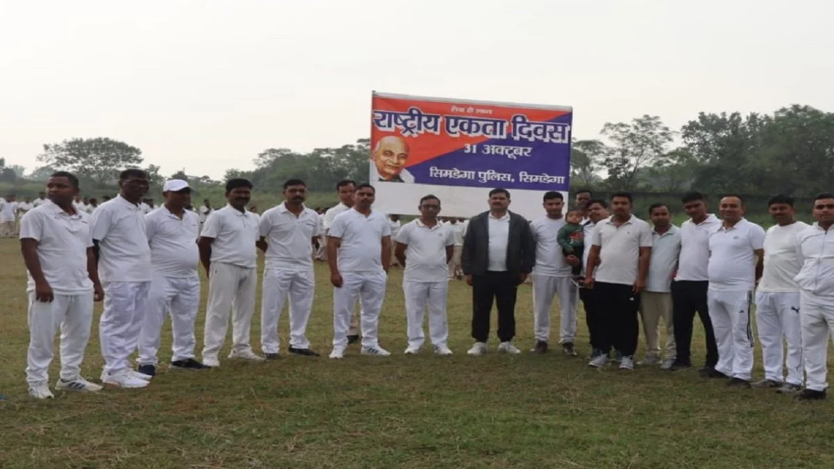 एकता की दौड़ में शामिल हुए अधिकारी-जवान