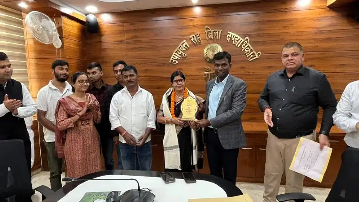 DC ने किया सम्मानित