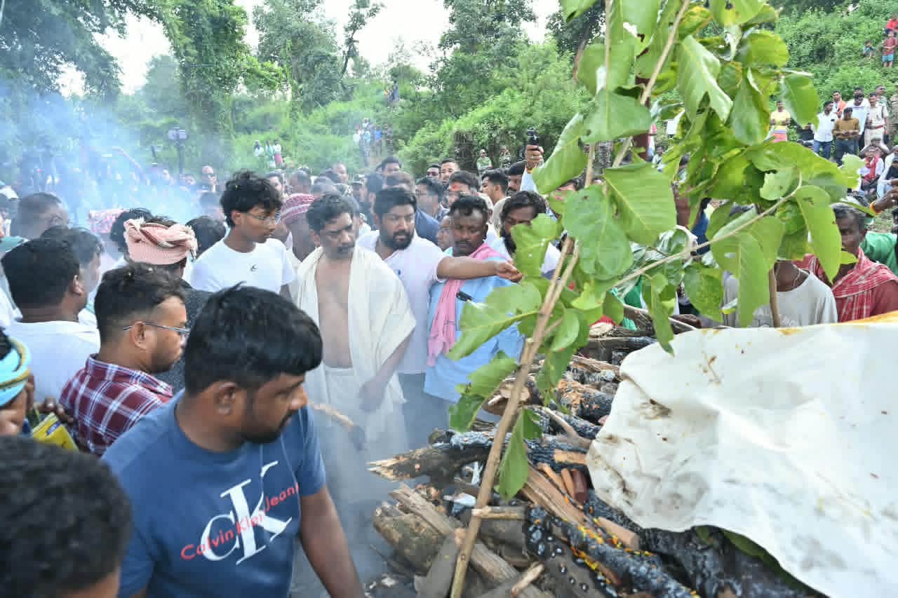 मां रूपी सोरेन को मुखाग्नि देते ही भावुक हुए हेमंत सोरेन