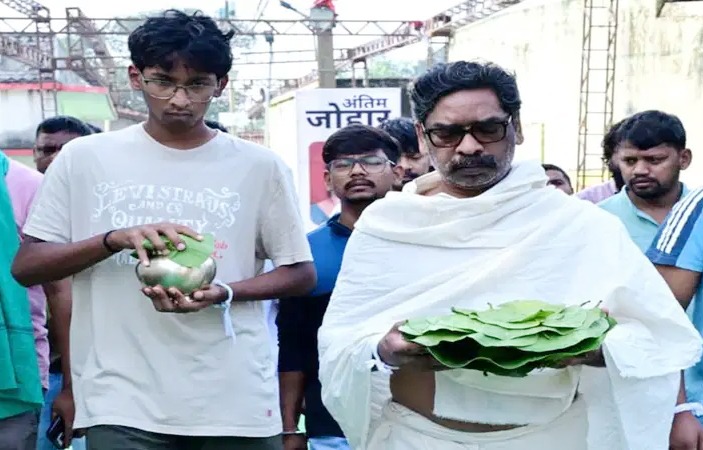 मां की स्मृति में मुख्यमंत्री हेमंत सोरेन ने निभाई पारंपरिक रस्म