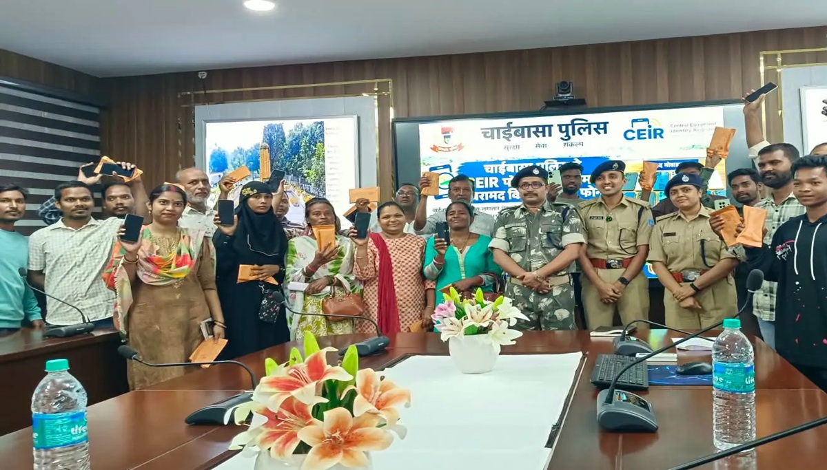 पुलिस ने वास्तविक फोन धारकों को लौटाया मोबाइल फोन