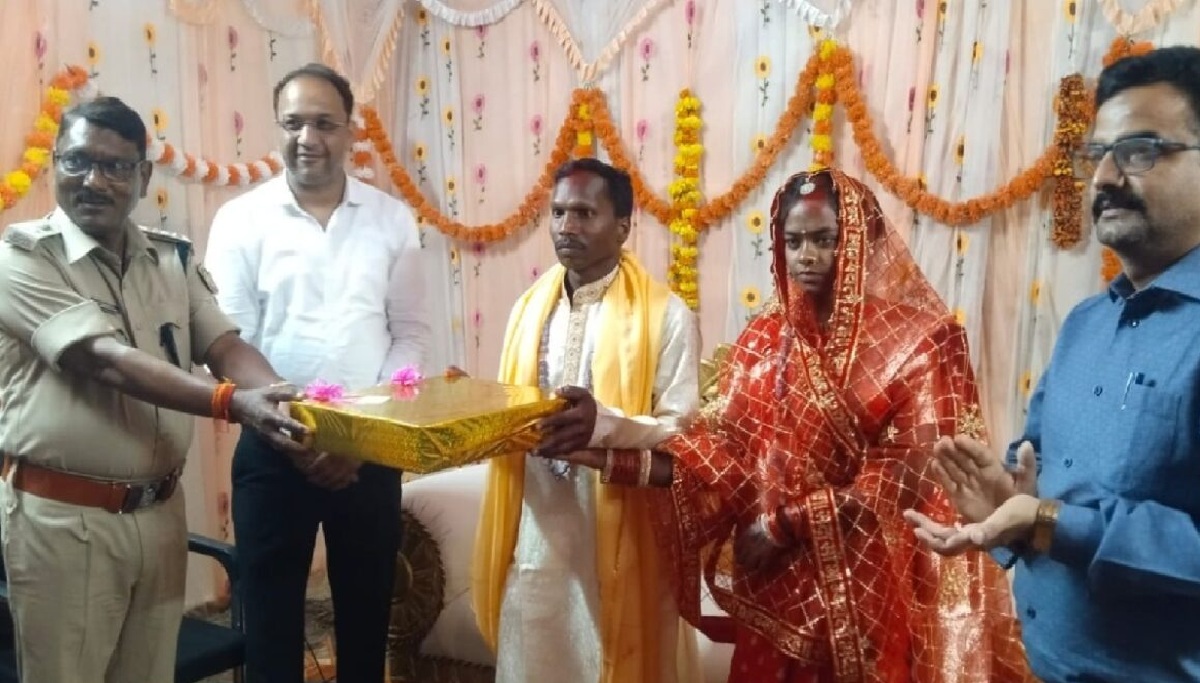 जेल में दो पूर्व नक्सलियों ने रचाई शादी, पुलिस-प्रशासन बना परिवार