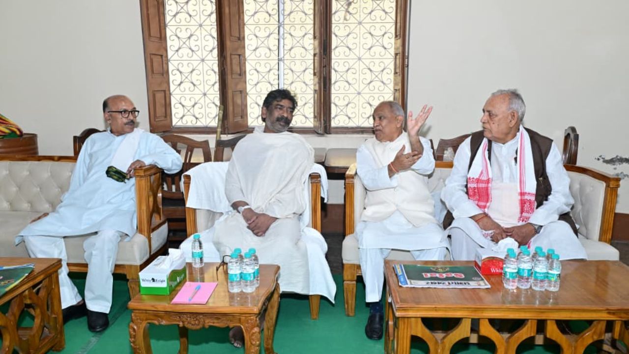 CM के पैतृक आवास पहुंचे कई जनप्रतिनिधि