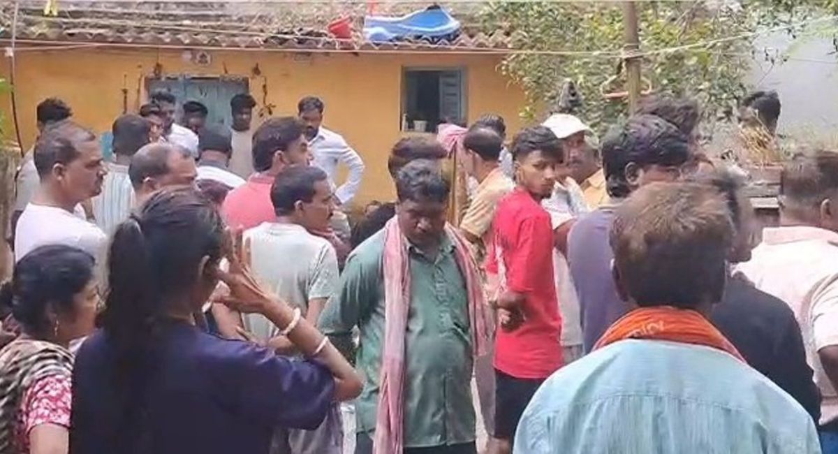 घटनास्थल पर लोगों का जमावड़ा