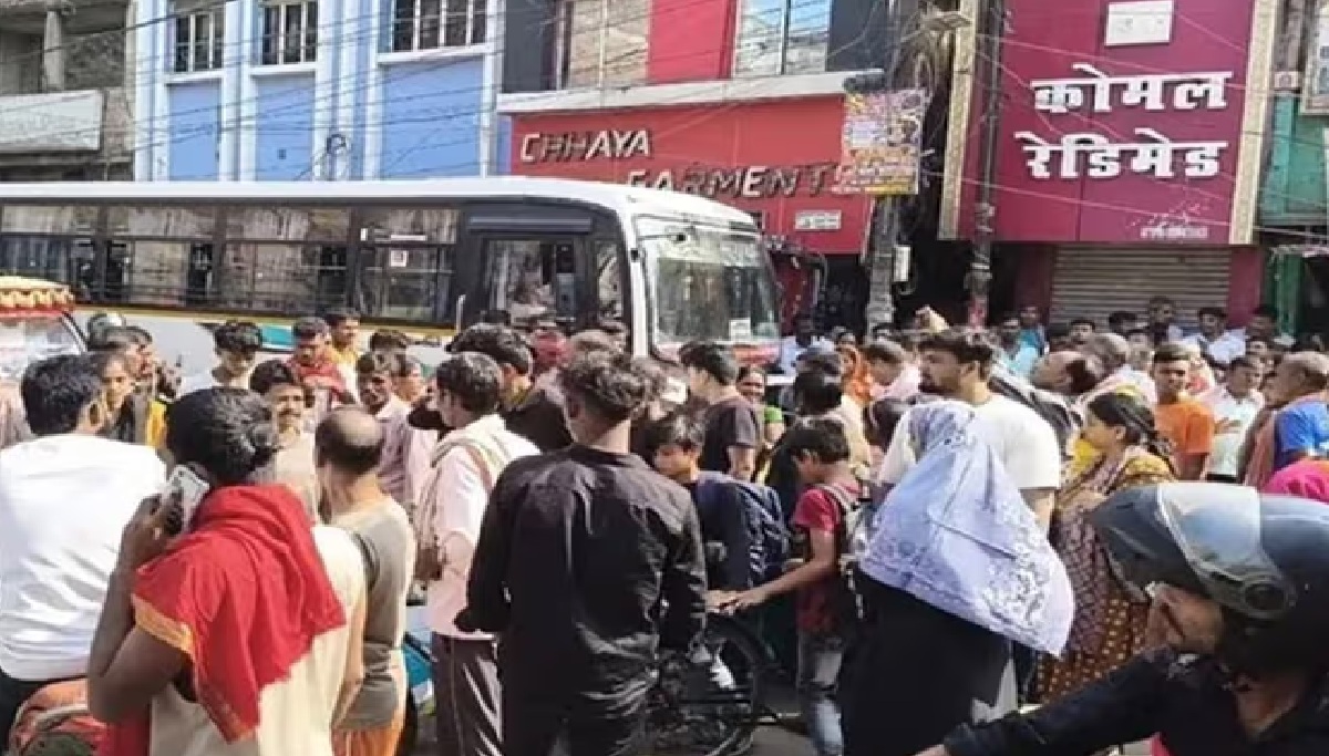 विरोध में सड़क पर उतरे ग्रामीण