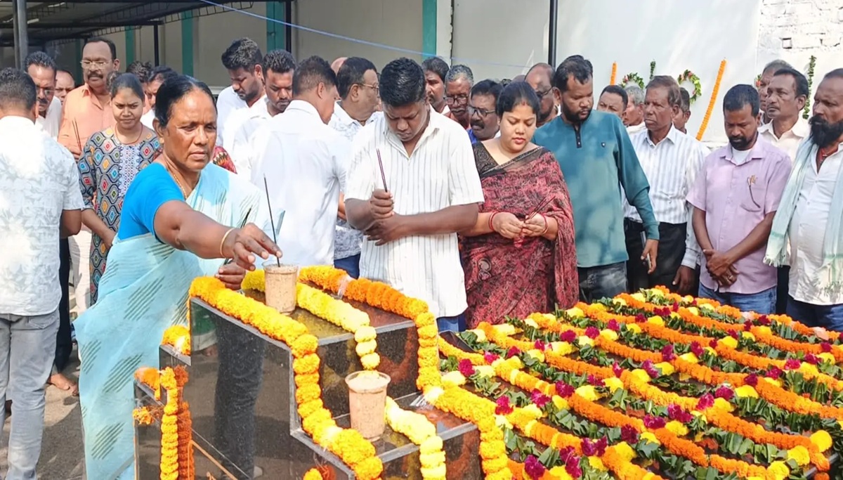शहीद देवेंद्र माझी को नमन करते सांसद जोबा माझी और विधायक जगत माझी