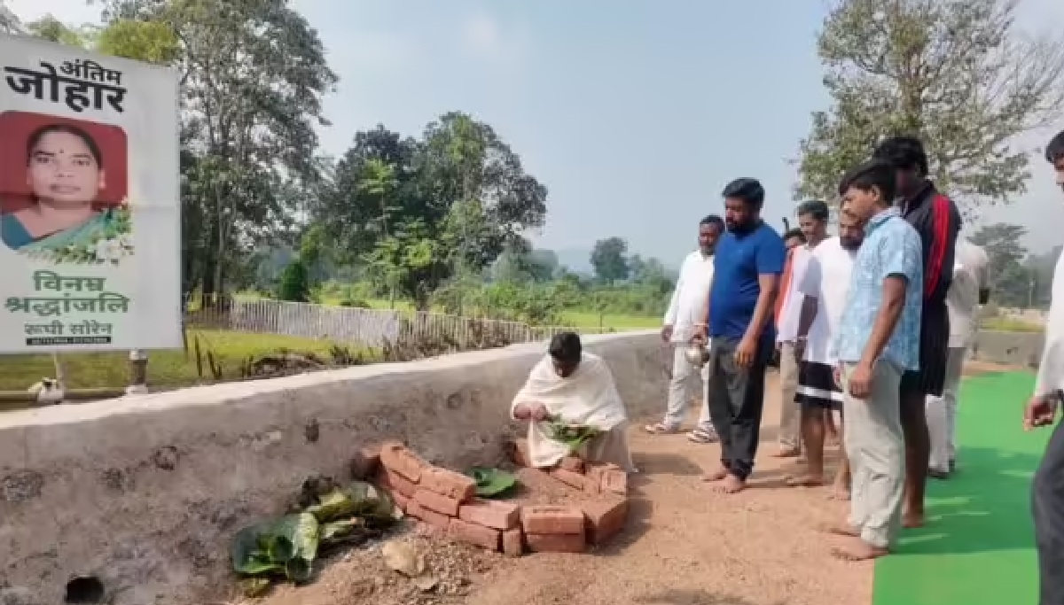 मां रूपी सोरेन के श्राद्ध कर्म के सातवें दिन CM हेमंत सोरेन ने निभाईं पारंपरिक रस्में