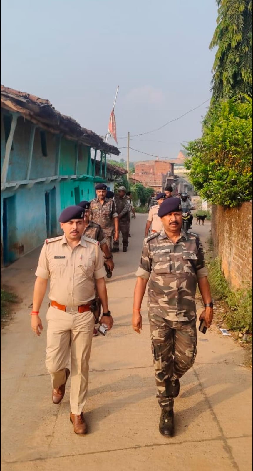 दुर्गापूजा को लेकर उमेडंडा और चकमे में पुलिस का फ्लैग मार्च, असामाजिक तत्वों को सख्त कार्रवाई की चेतावनी