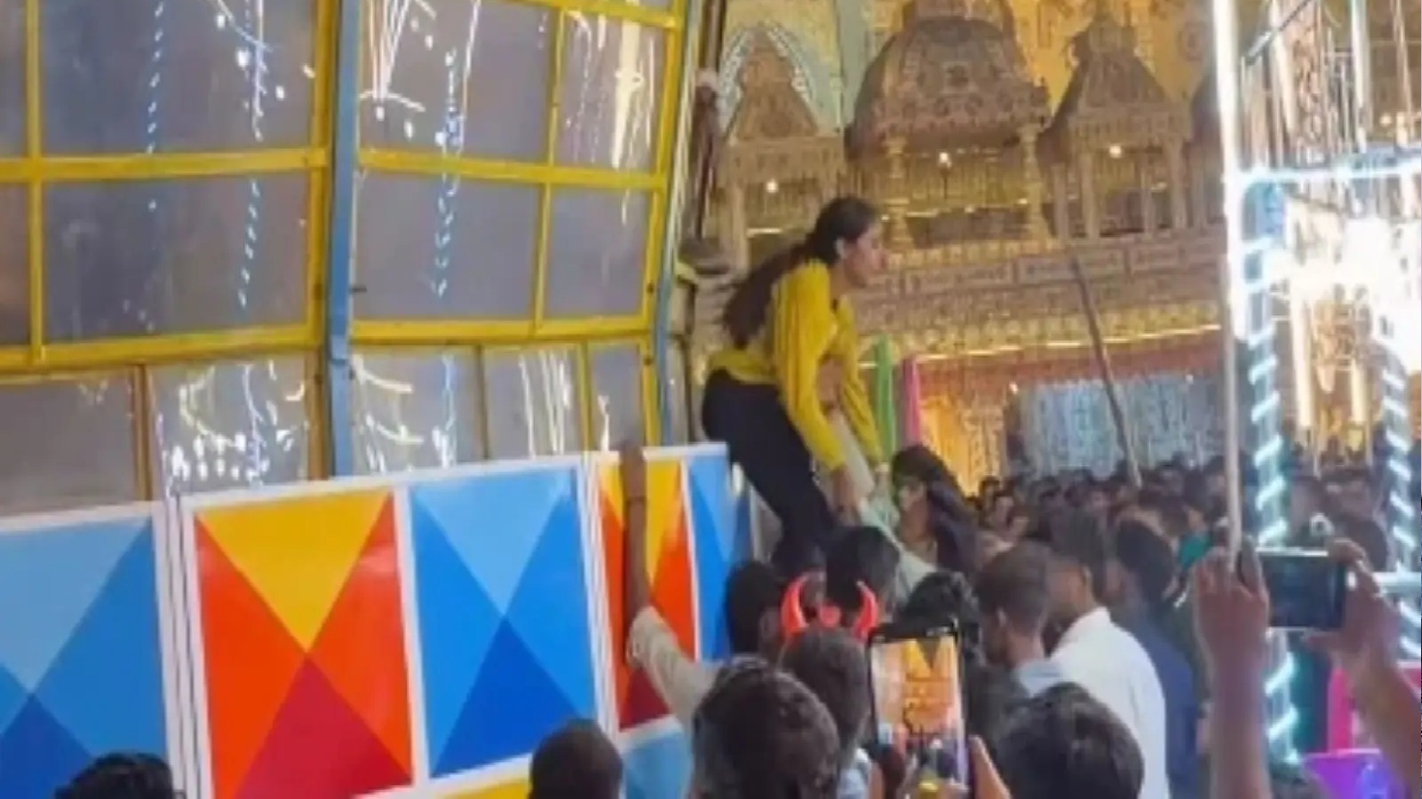 बकरी बाजार के दुर्गा पूजा पंडाल में झूला एक तरफ झुका