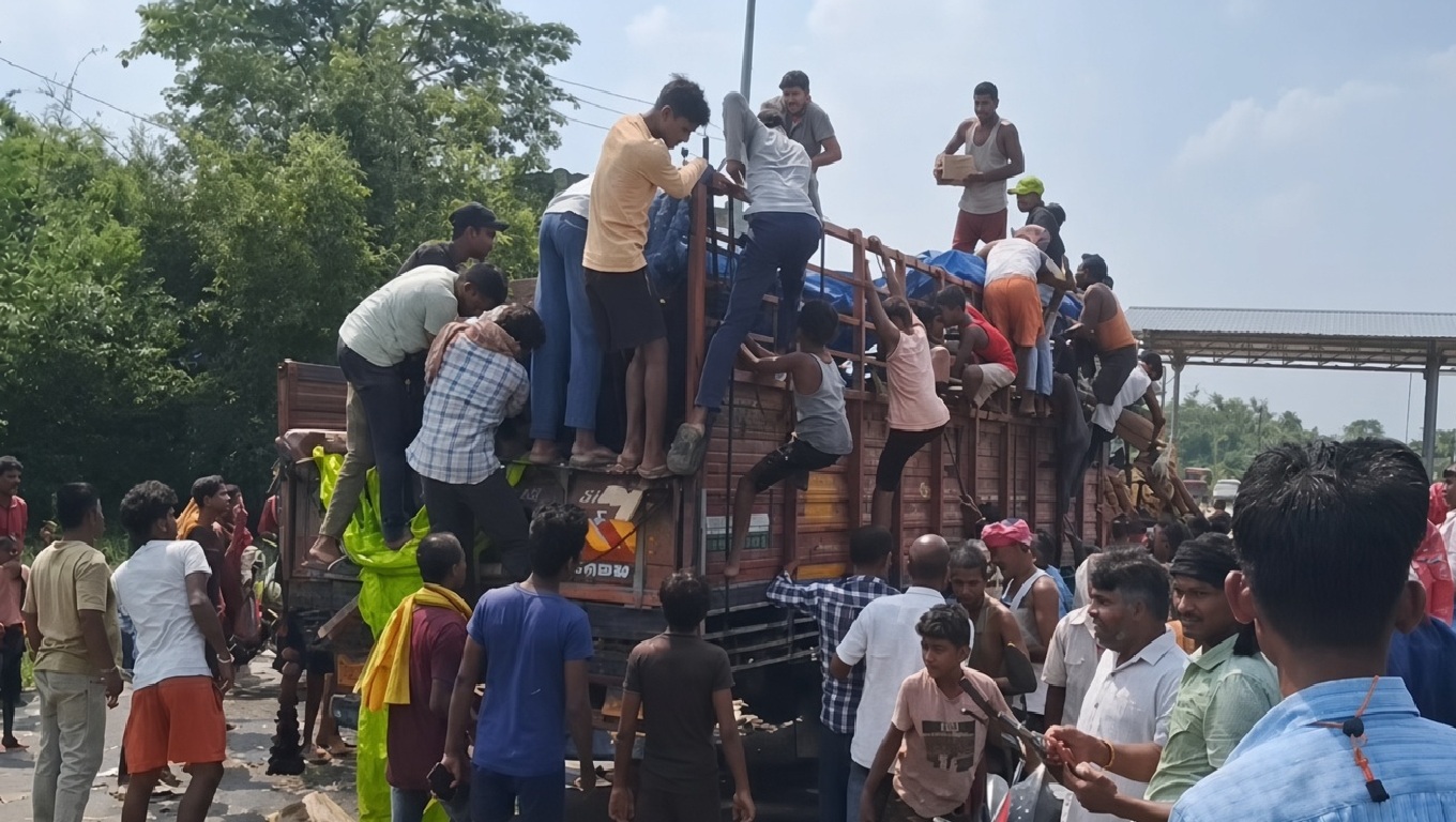 शराब से लदा ट्रक हुआ दुर्घटनाग्रस्त, बोतलें लेकर भागे ग्रामीण