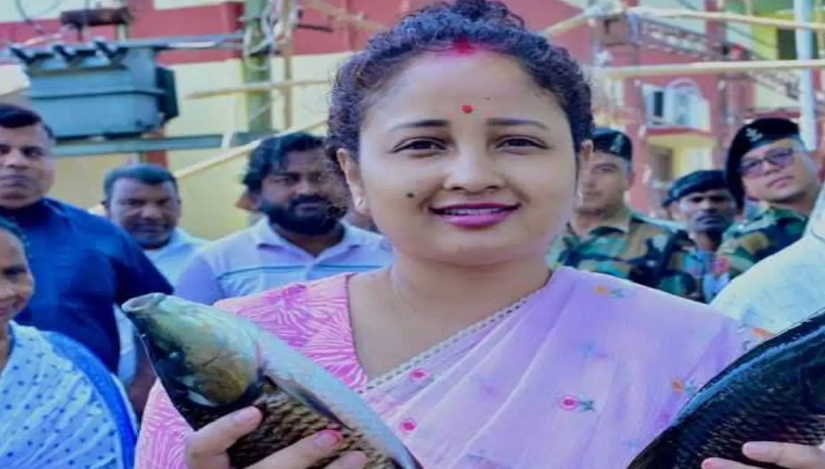 हाथों में मछली, चेहरे पर मुस्कान