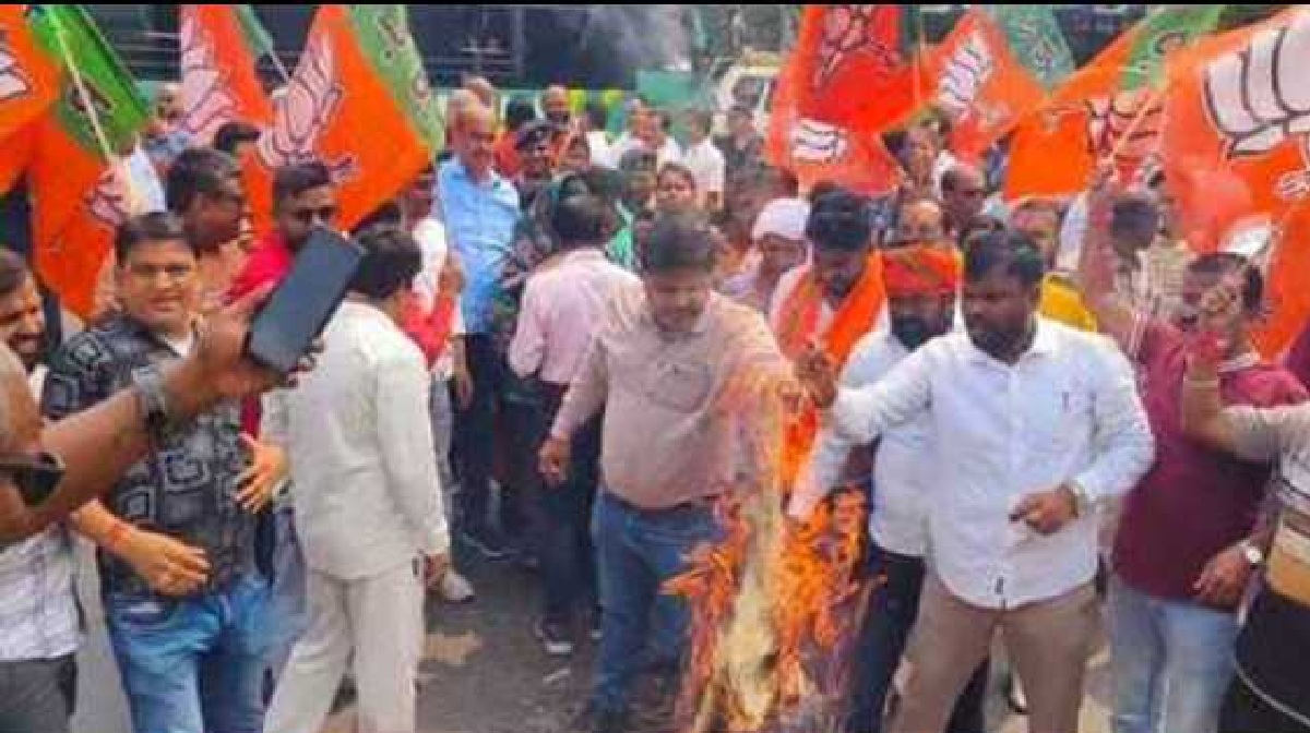 भाजपा ने राहुल गांधी का पुतला फूंका