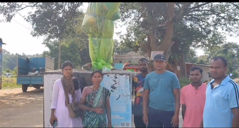 क्षतिग्रत प्रतिमा के साथ ग्रामीण