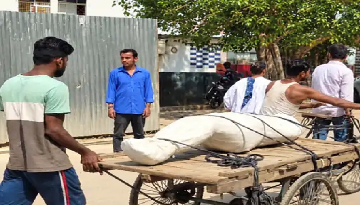 एंबुलेंस नहीं मिली तो ठेले पर शव ले जाने को मजबूर हुए परिजन