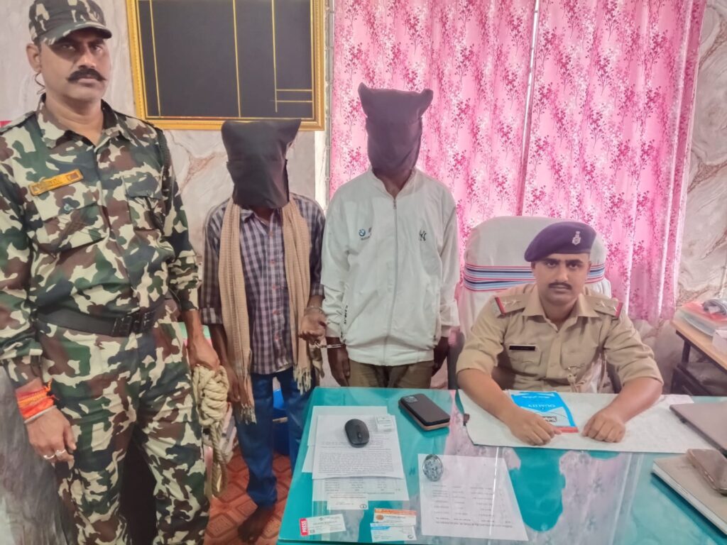पिठोरिया पुलिस ने किया लूटकांड का खुलासा, दो आरोपी गिरफ्तार; लूटे गये मोबाइल और नकदी बरामद