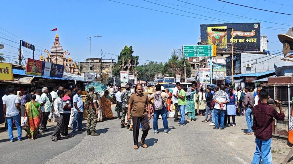 सड़क जाम करते लोग
