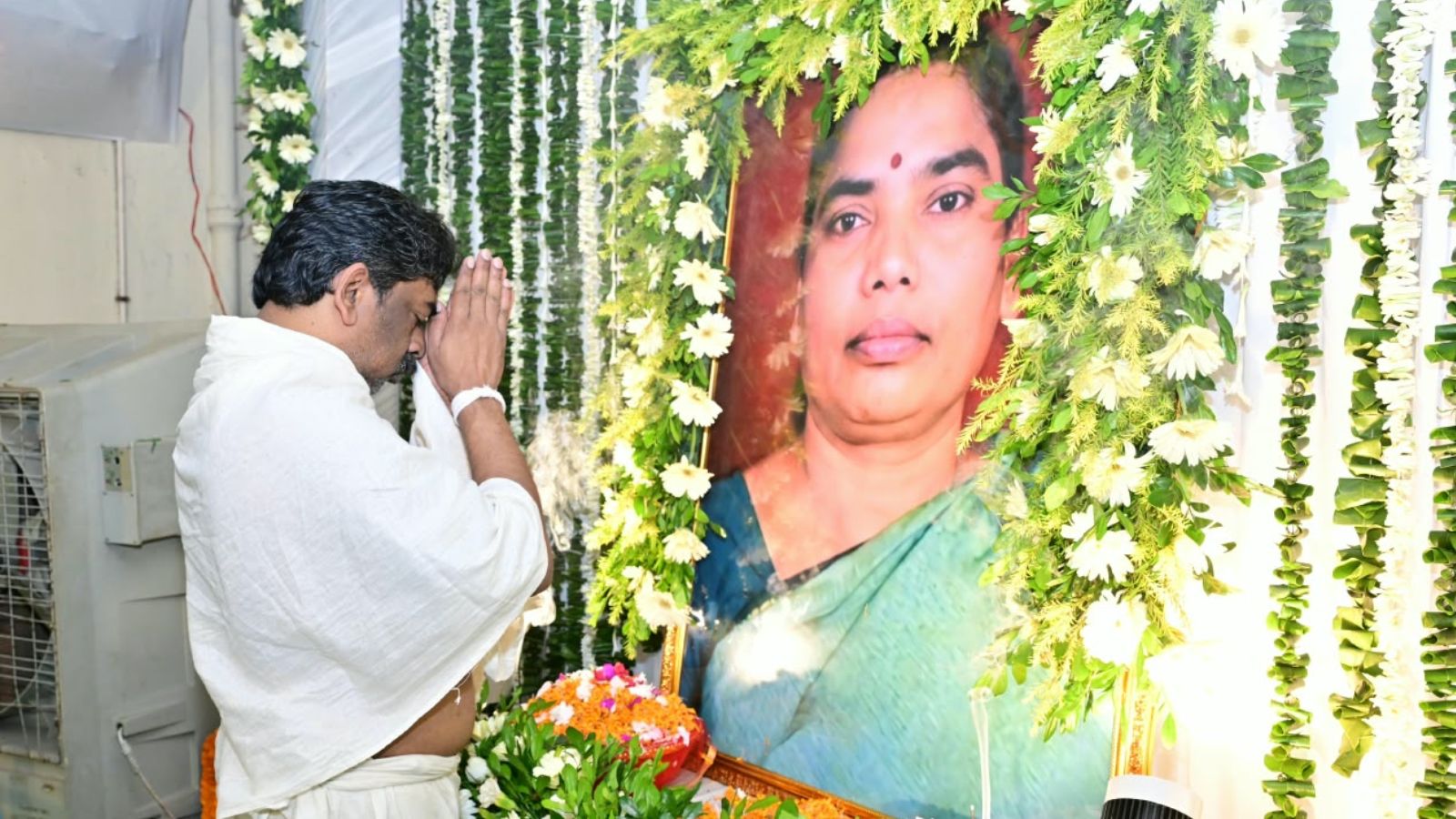 हेमंत सोरेन ने नेमरा में मां की स्मृति में निभाई श्राद्ध की रस्म