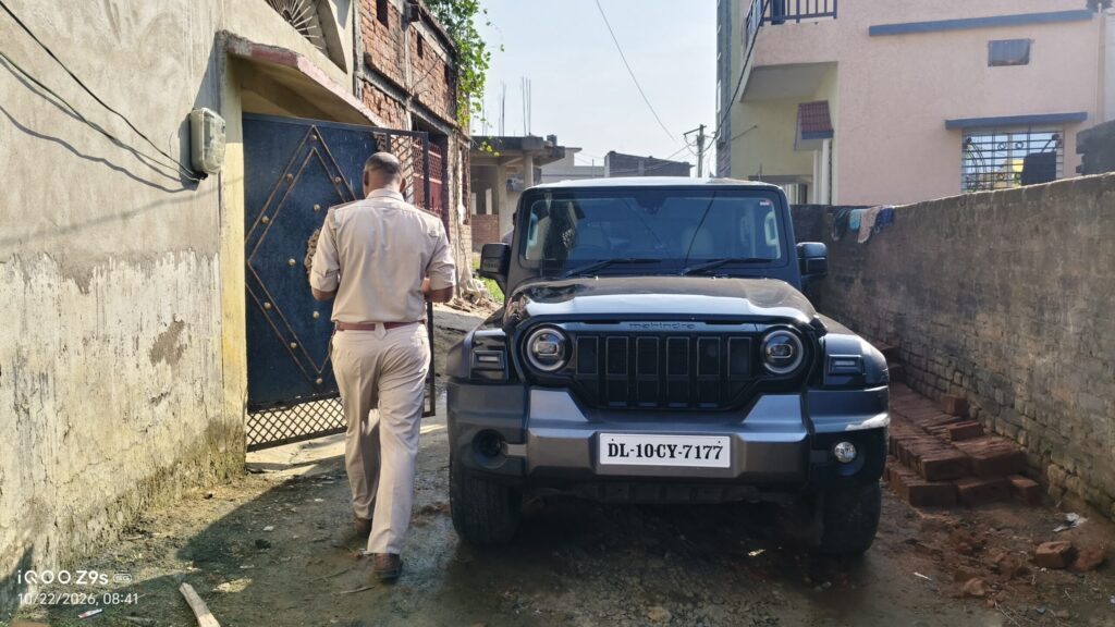सुहाना सिटी में दिल्ली पुलिस की छापेमारी, दो थार समेत छह वाहन बरामद