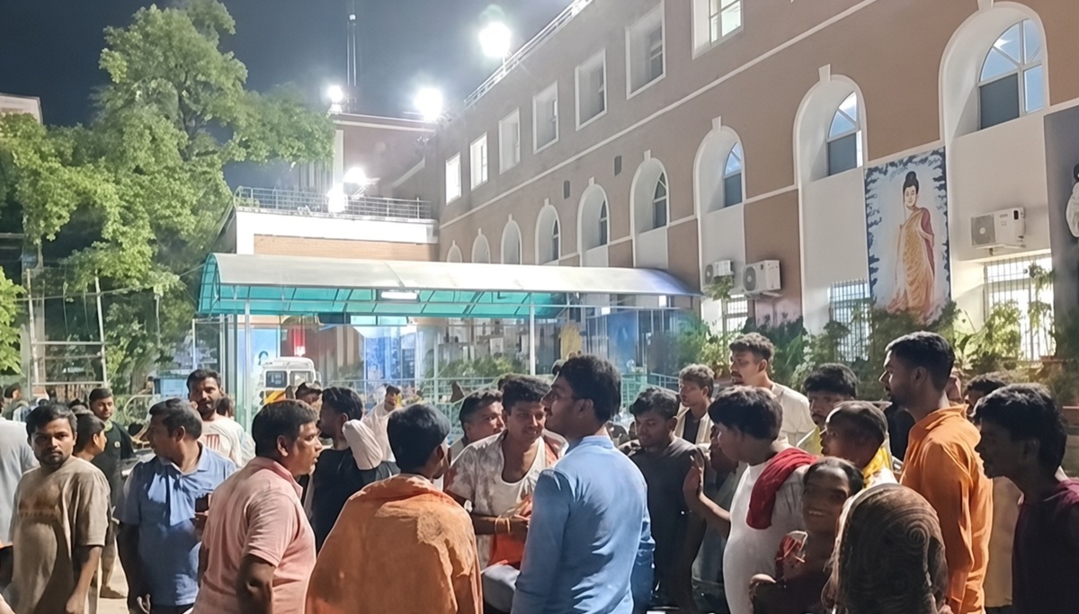 घर के बाहर खड़े प्रॉपर्टी डीलर को बदमाशों ने मारी गोली