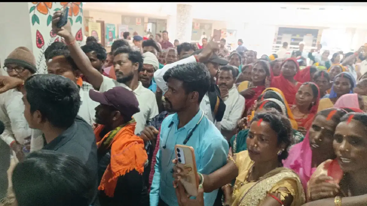 विरोध प्रदर्शन करते ग्रामीण