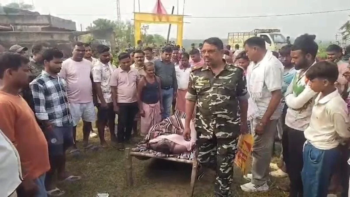 घटनास्थल पर लोगों की भीड़