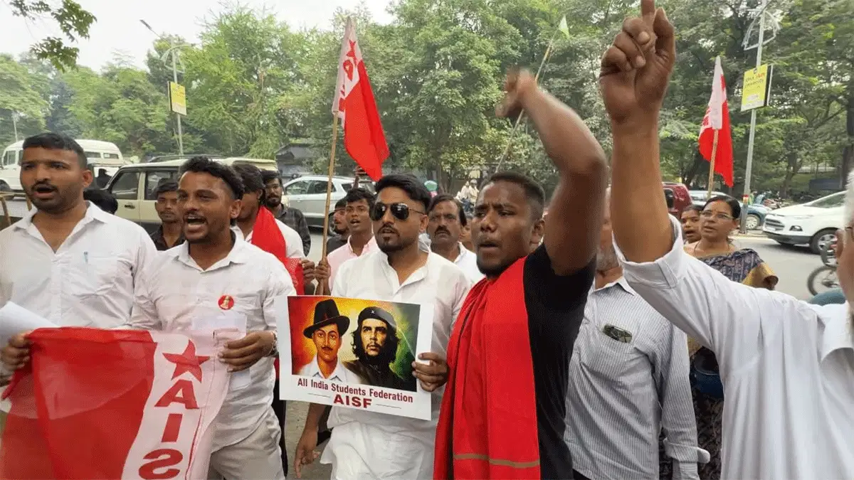 यूनिफॉर्म नहीं खरीदने पर छात्र का रजिस्ट्रेशन रोकने का आरोप