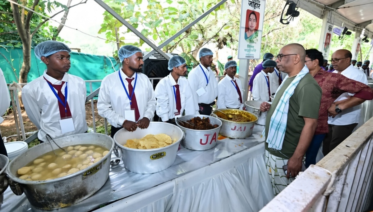 मेहमानों की व्यवस्था संभालते दिखे CM