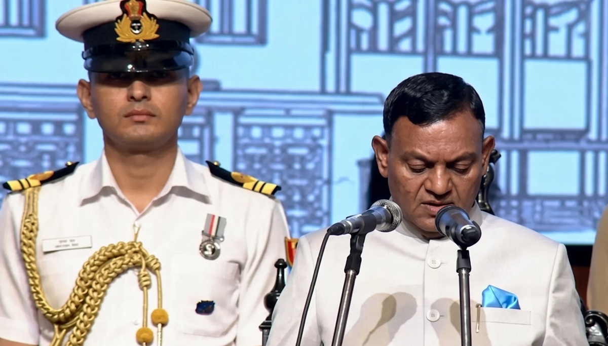 पूर्व सांसद ब्रजमोहन राम शपथ लेते हुए
